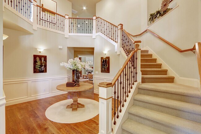 Building Photo - 5Bdrm+Office / 3.5 bath - West Bellevue Home
