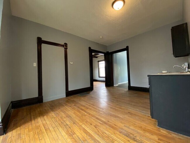 Foto del edificio - 1 bedroom MAIN floor apartment in Niles