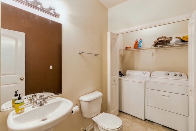 Foto del edificio - CORNER UNIT!! 3 Bedroom, 2.5 Bathroom Townhome in Ankeny