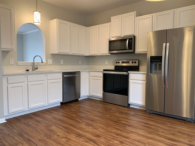 Foto del edificio - Renovated 2 Bed, 1.5 Bath Townhome w/ Comm...