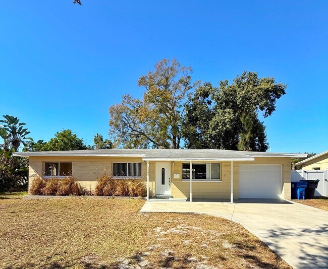 Building Photo - 3 Bedroom 1 Bath in St. Petersburg!