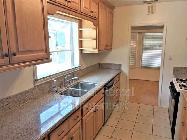 Foto del edificio - 6402 Sultana Ave