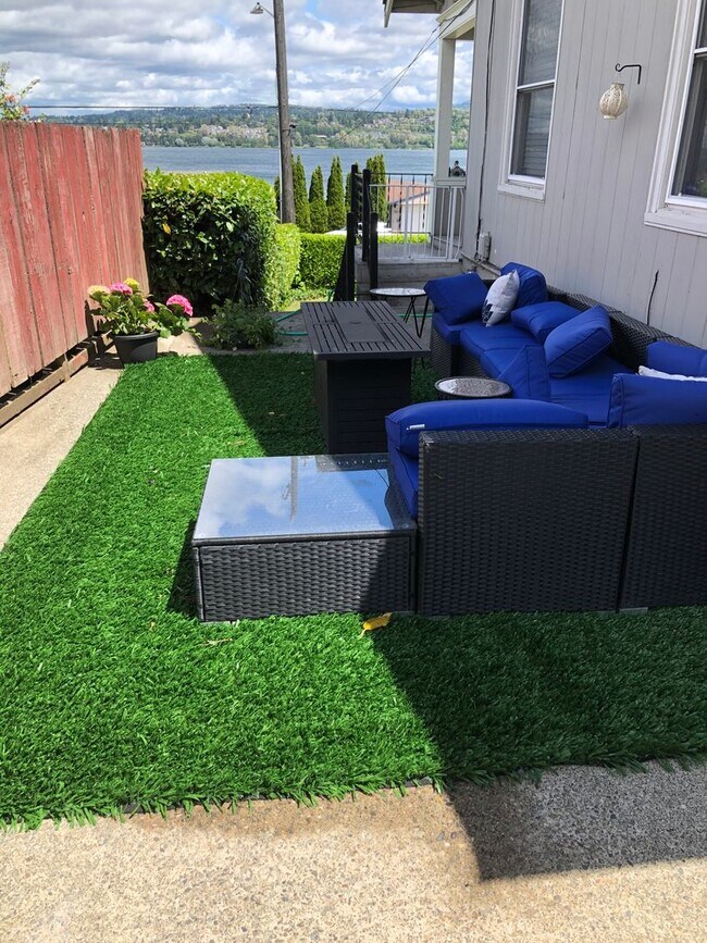 Building Photo - Beautiful 3 bedroom house, plus den with v...
