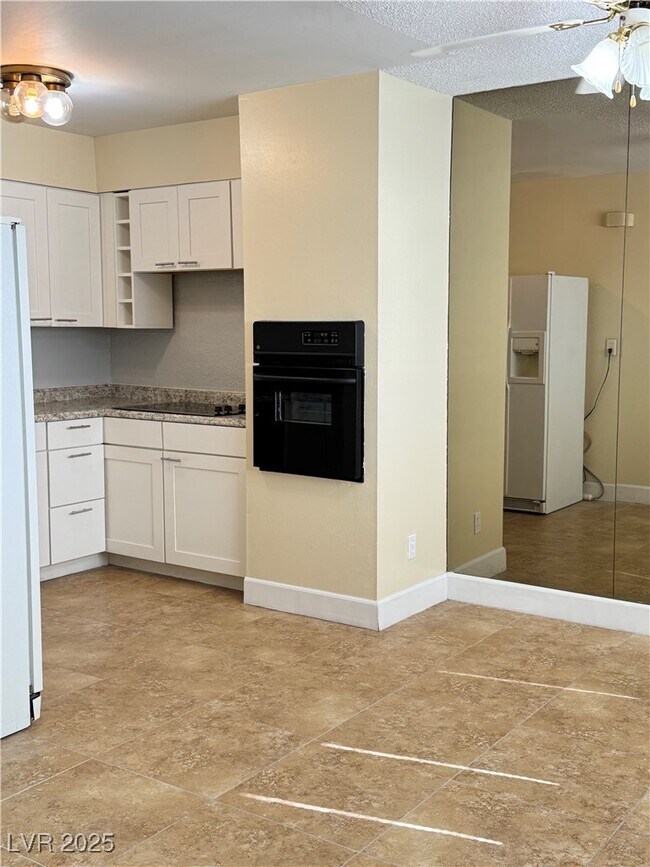 Building Photo - 350 E Desert Inn Rd