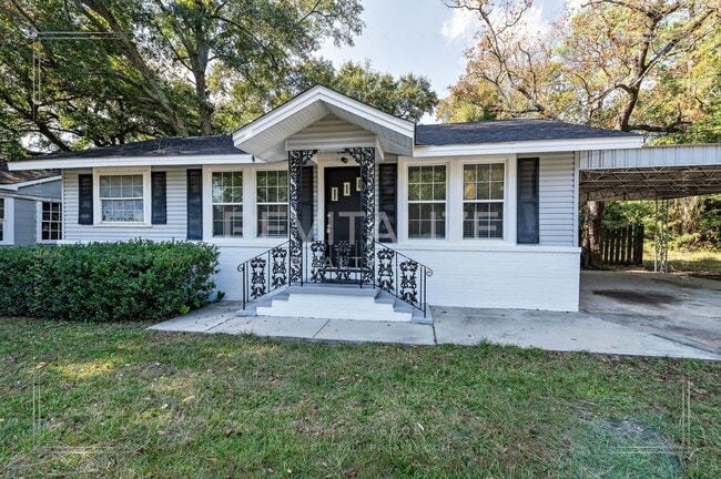 Building Photo - Adorable 3 Bed 2 Bath Cottage with Double ...