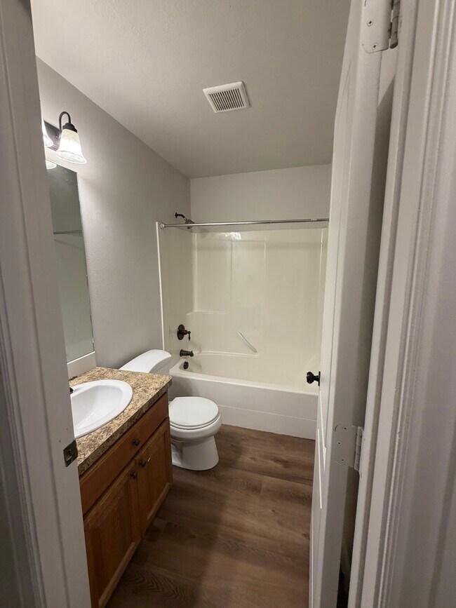 Foto del edificio - 565 Pioneer Rd