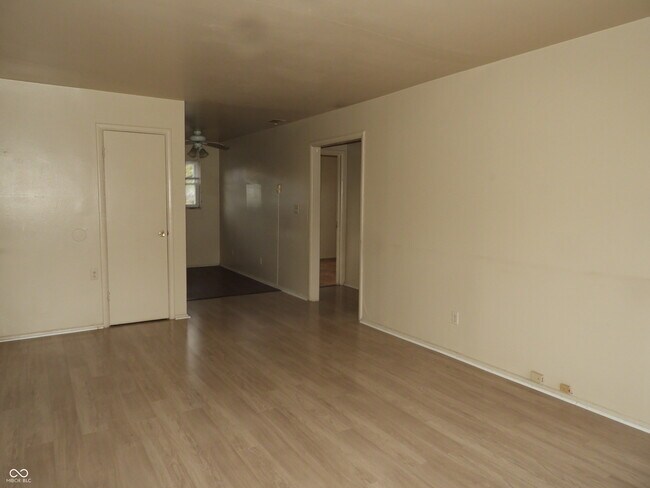 Foto del edificio - 6006 Dickson Rd