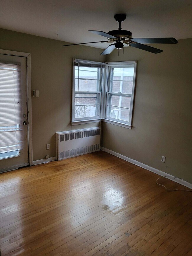 Foto del edificio - 128 E Maple St