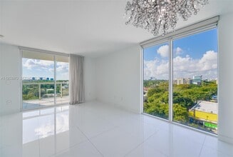 Building Photo - 1401 SW 22nd St