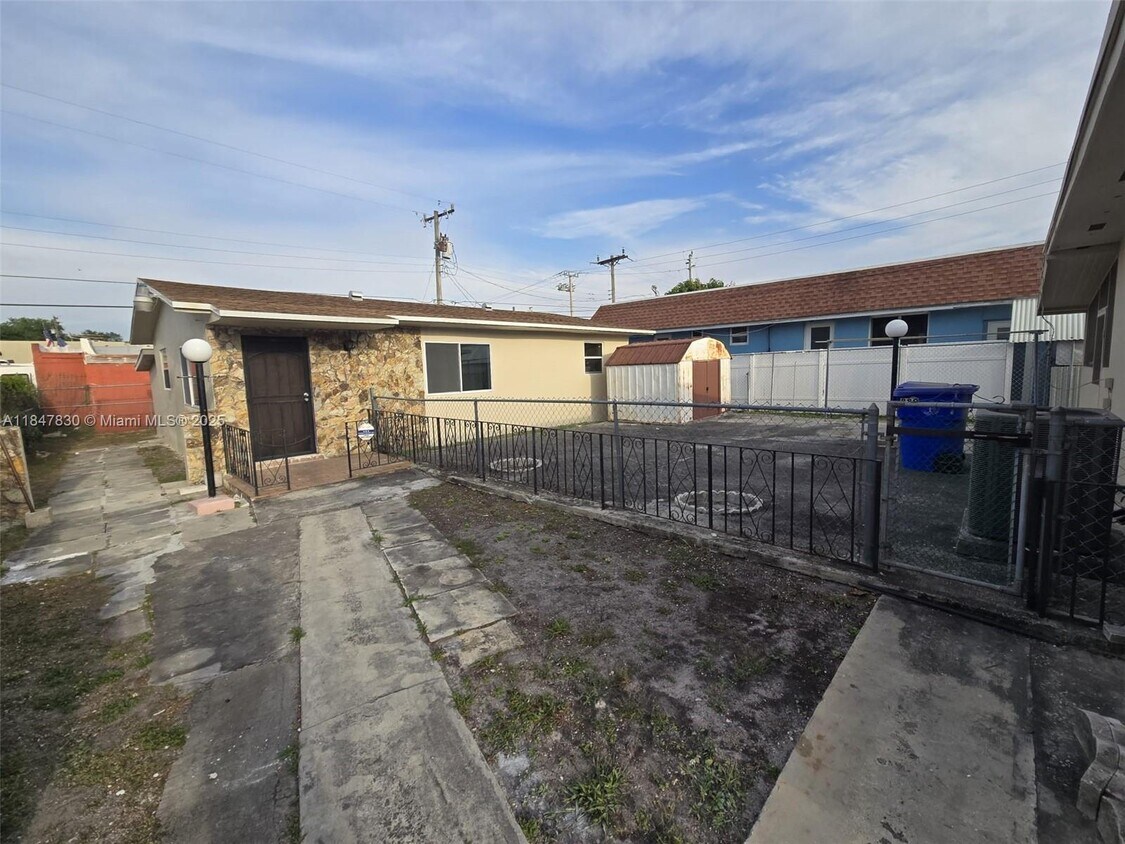 Foto principal - 882 NW 26th Ave