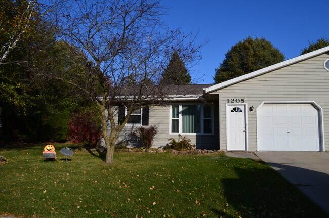 Building Photo - 1205 Schoenhaar Dr