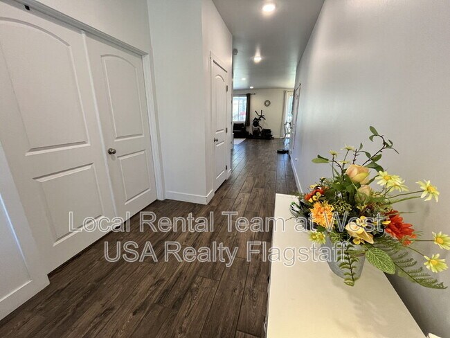 Foto del edificio - 2705 W Windtree Dr