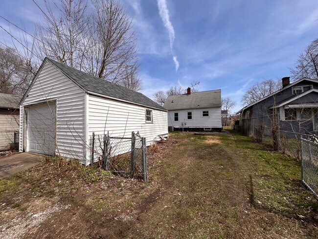 Foto del edificio - 3 bedroom, 1 bath in Rock island