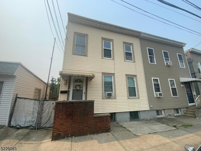 Building Photo - 331 Sussex St