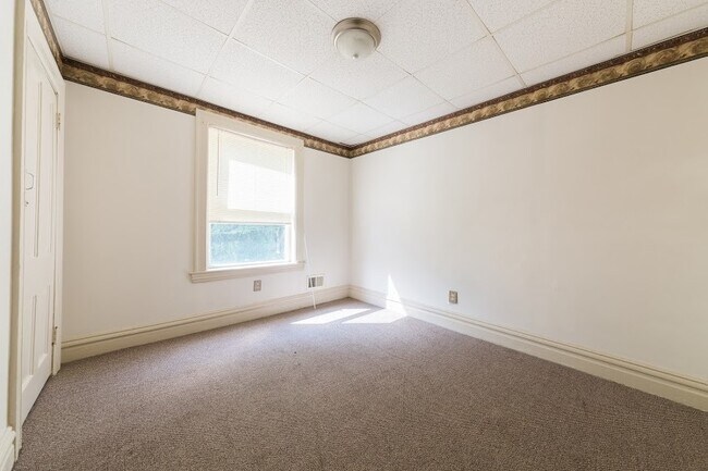 Building Photo - AVAILABLE JUNE 2026 - Great Location with Off-Street Parking Spot !