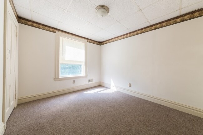 Foto del edificio - AVAILABLE JUNE 2026 - Great Location with Off-Street Parking Spot !