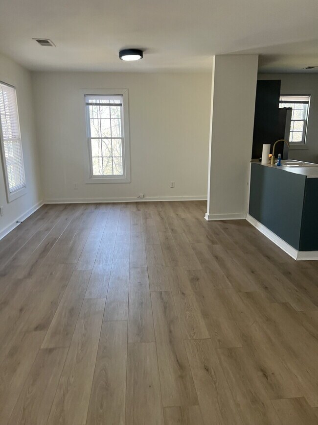 Foto del edificio - SECTION 8 WELCOME - "Charming and Spacious...