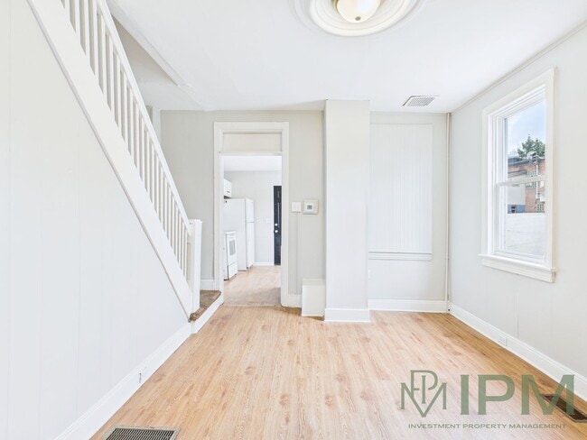 Building Photo - Available Now! Beautiful 4 Bedroom, 1 Bath...