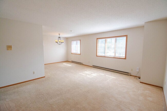 Foto del edificio - Upstairs condo with garage space in great NW location!