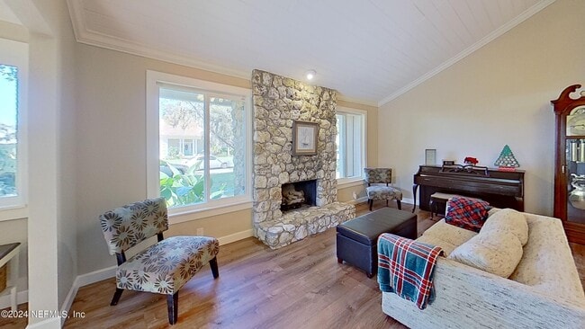 Building Photo - 4425 Beacon Dr W