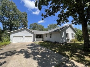Building Photo - 1701 Hickory Hills Dr