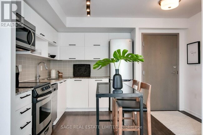 Building Photo - 36 Lisgar St