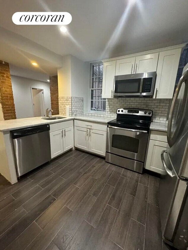 Foto principal - 230 E 27th St