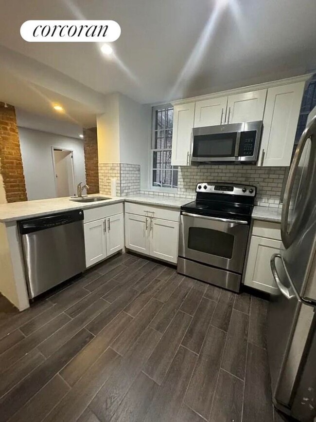 Building Photo - 230 E 27th St