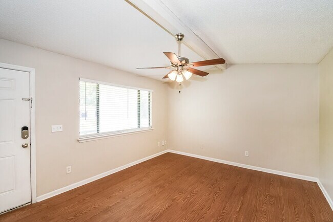 Foto del edificio - 8442 Finwood Ave