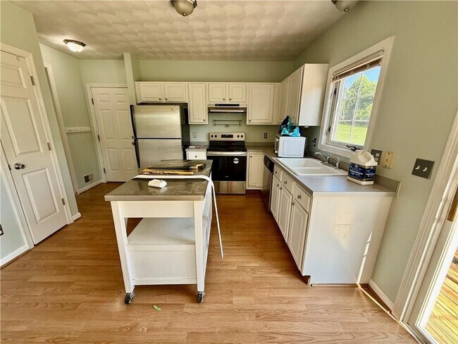 Building Photo - 125 Goldenrod Dr