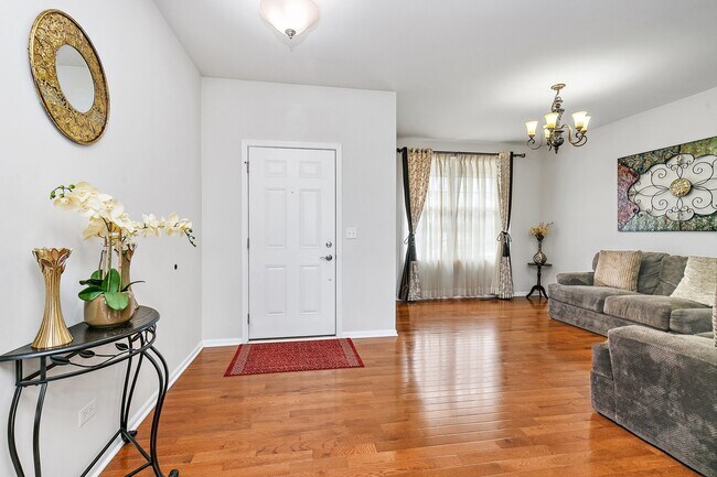 Building Photo - 3557 Crestwood Ln