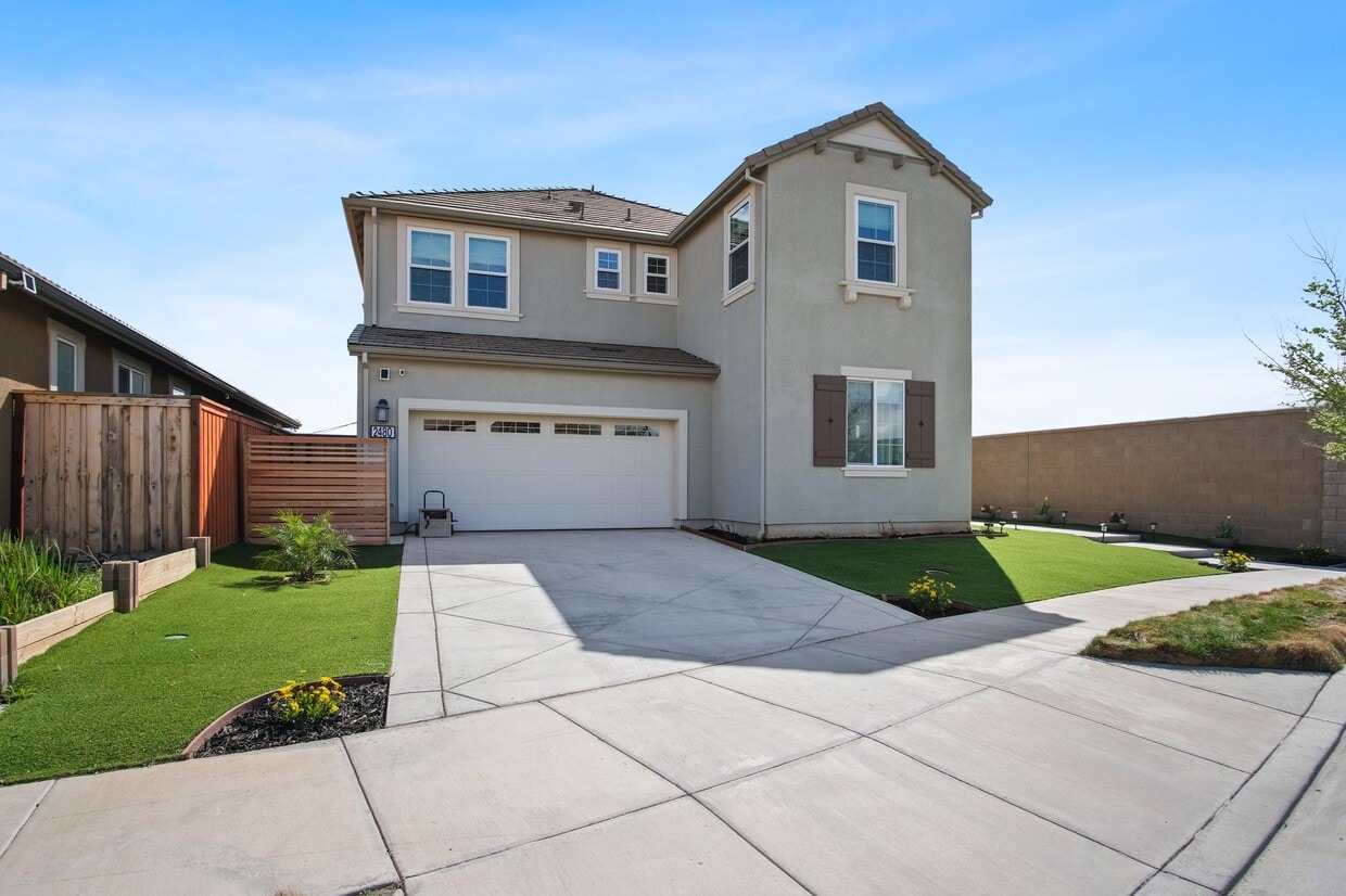 Foto principal - 2480 Iverstone St