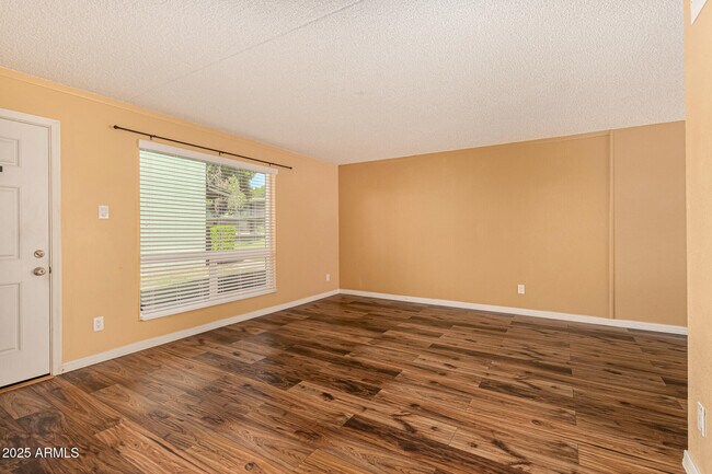 Foto del edificio - 7141 N 16th St