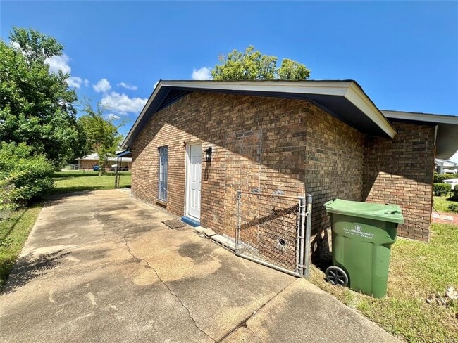 Building Photo - 307 Daman Dr