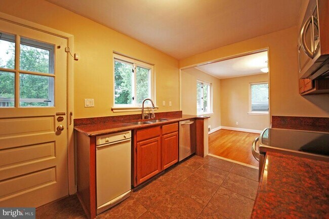 Foto del edificio - 7223 Carol Ln