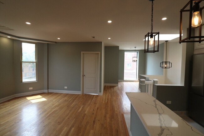 Foto del edificio - 1446 W Irving Park Rd