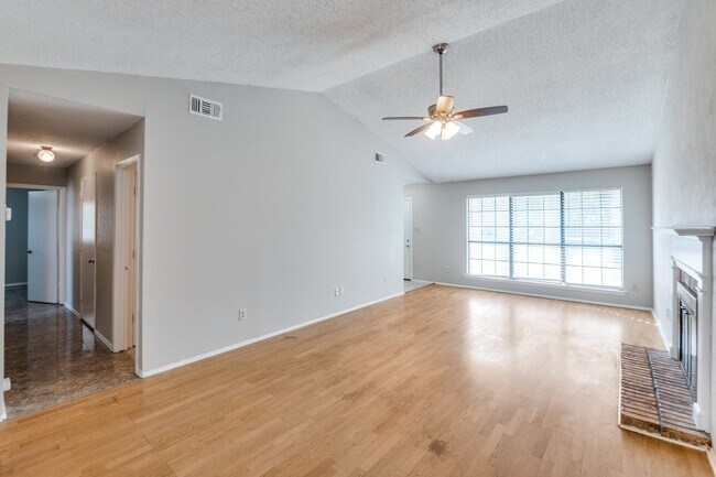 Foto del edificio - Charming 3-Bedroom Home Near School and Wa...