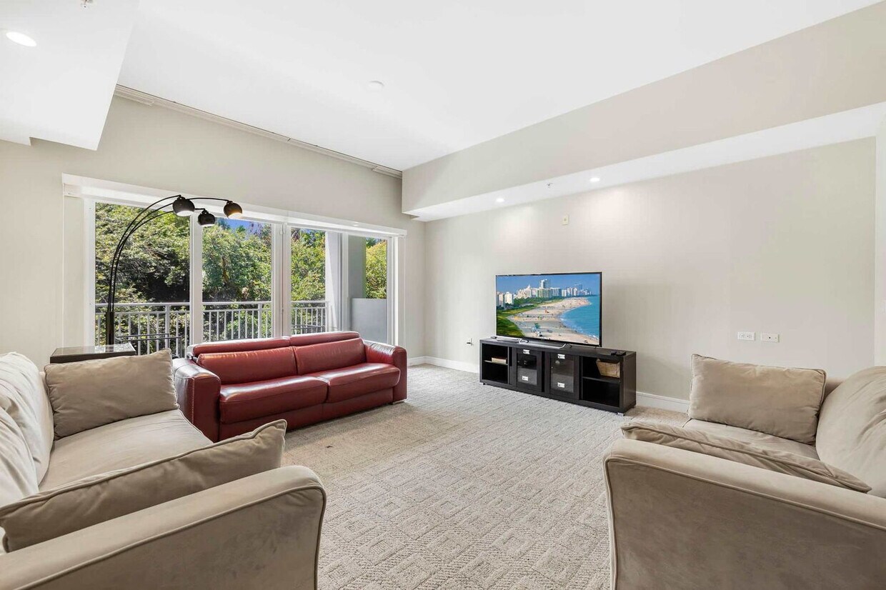 Foto principal - 5300 NW 87th Ave