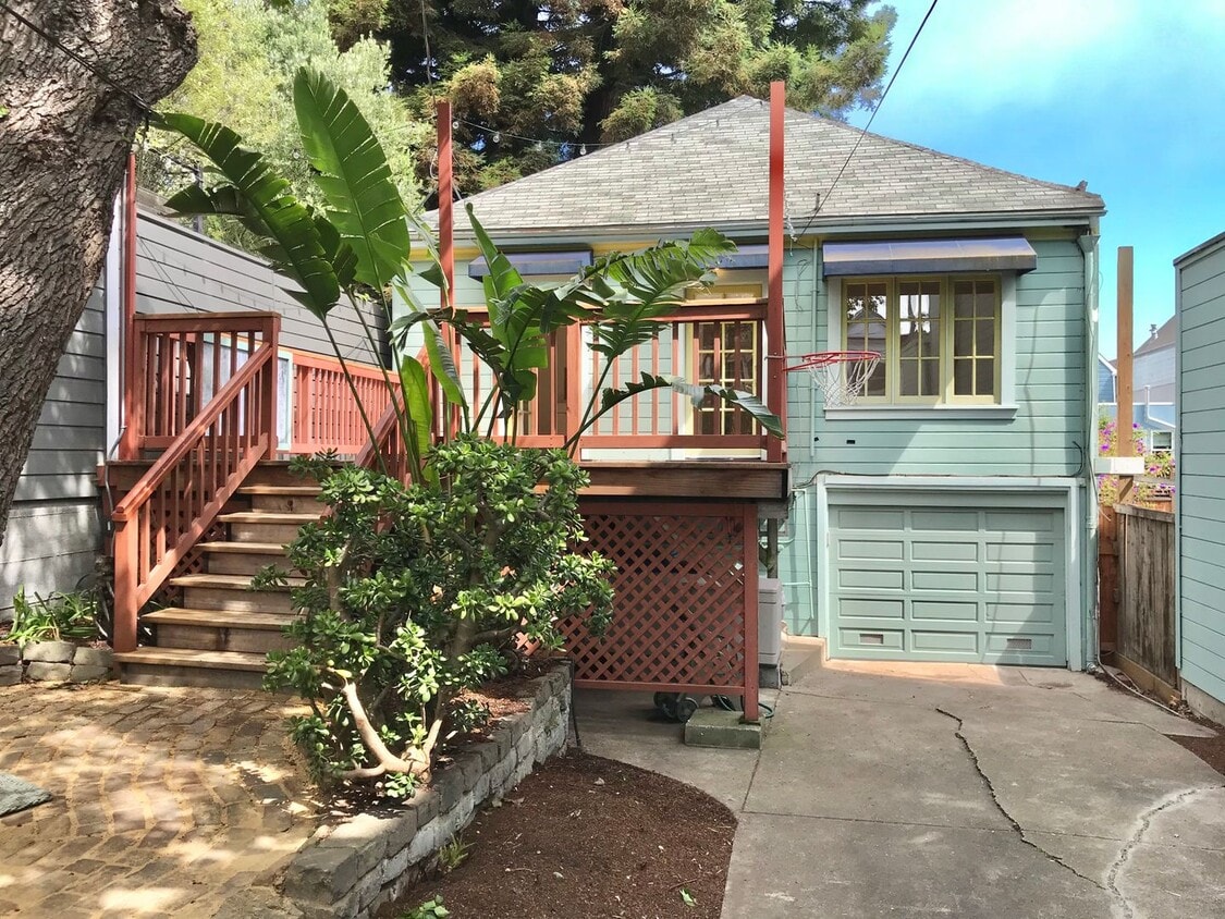 Foto principal - Pristine, Remodeled 2BR+/1BA Home w/Garden...