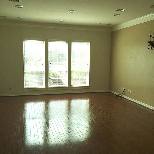 Building Photo - 3017 Clearview Cir