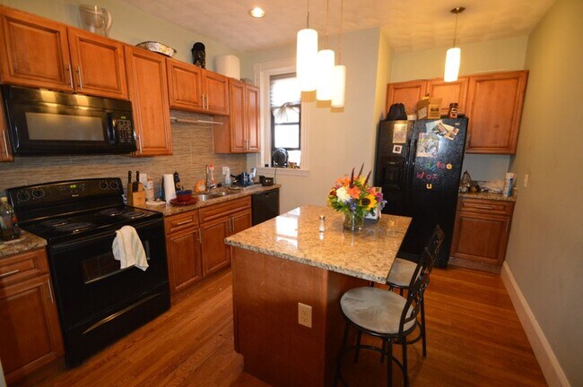 Building Photo - Brookline Coolidge Corner Brownstone