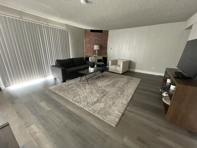 Living room - 919 Bell St