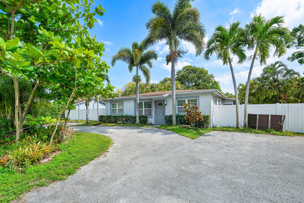 Primary Photo - 6130 Edwards Rd