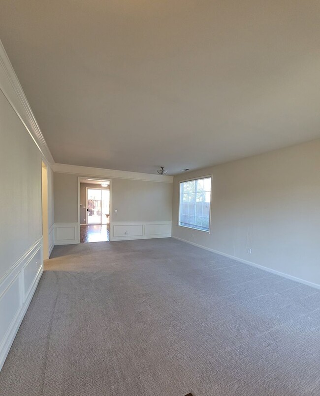 Building Photo - 1095 Crescent Dr