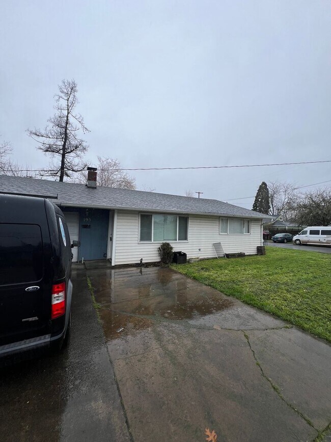 Building Photo - 2-bedroom 1-bathroom duplex