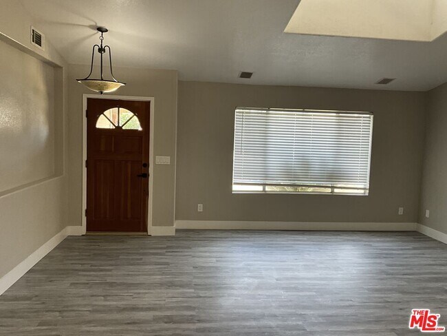 Foto del edificio - 9248 Camphor Tree Ct