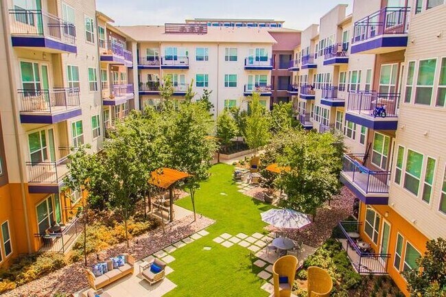 Foto del edificio - 1210 S Lamar St