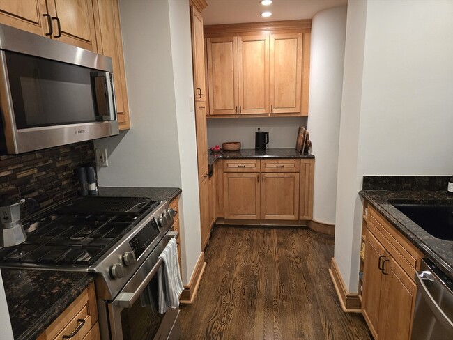 Building Photo - 76 W Rutland Square