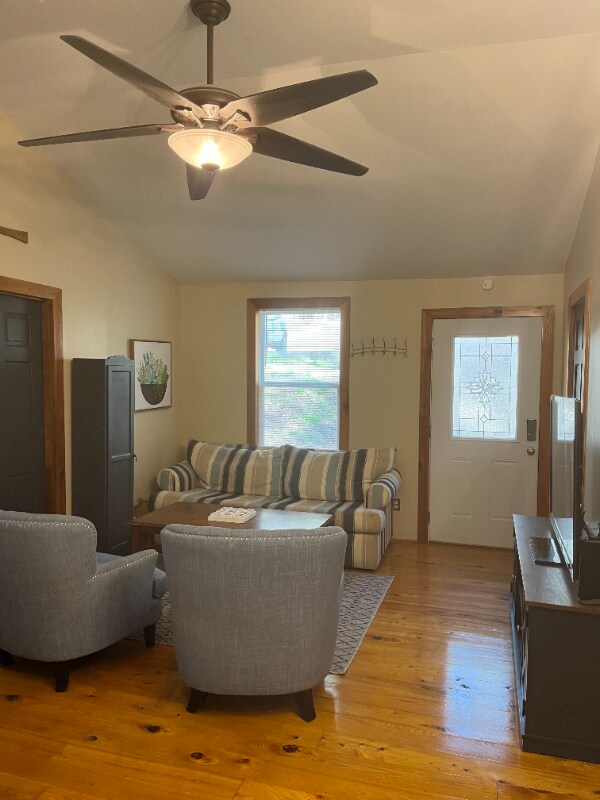 Building Photo - 2207 White Oak Ln