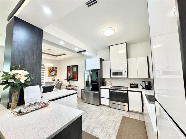 Building Photo - 26 Sequoia Ave